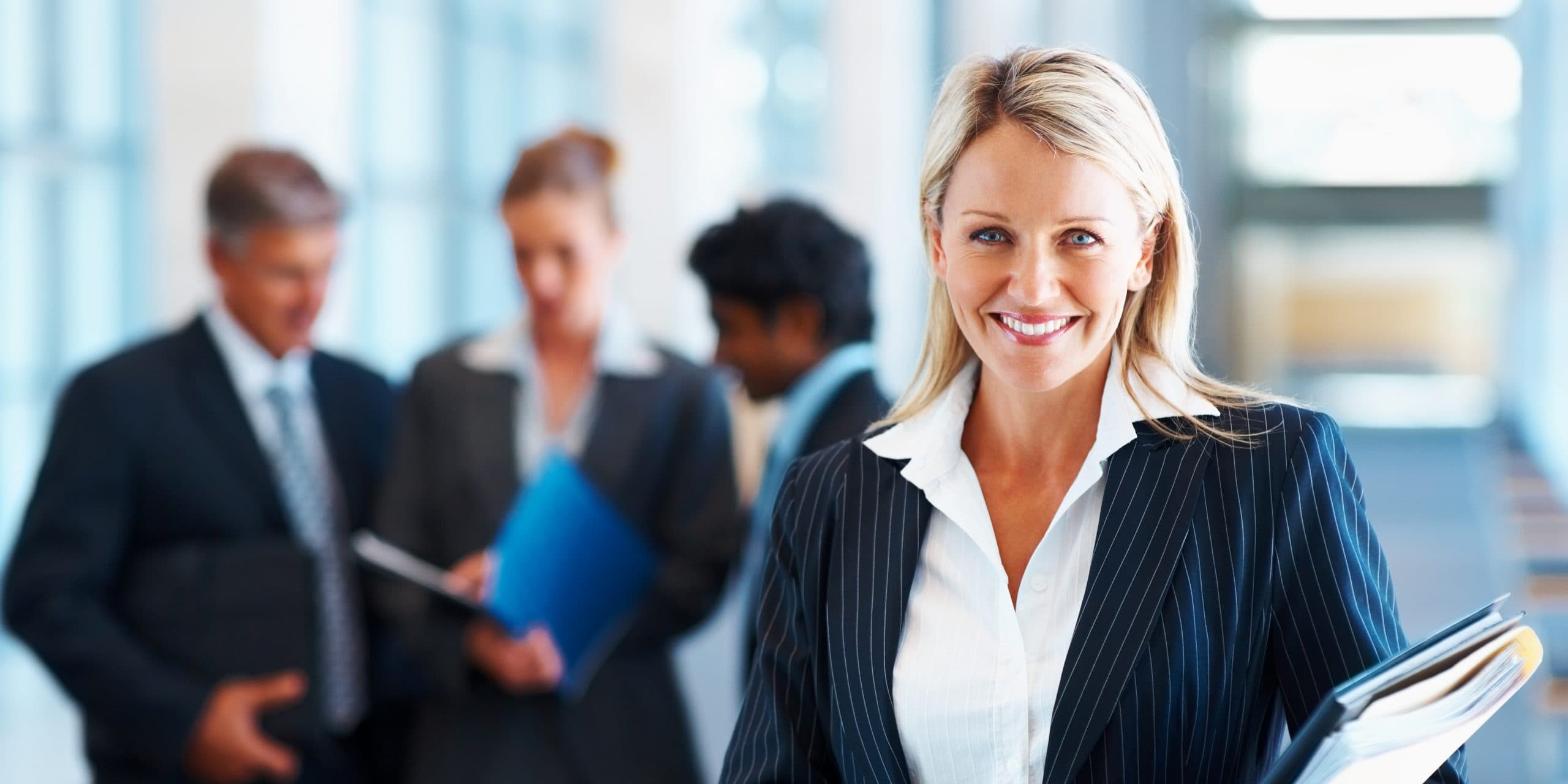Femme d'affaires souriante et son équipe